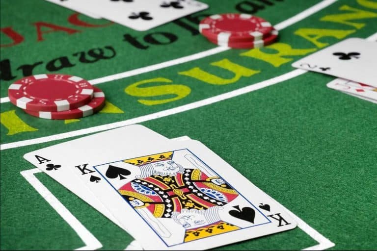 Pengguna membaca syarat dan ketentuan dengan serius sambil menikmati hiburan sports